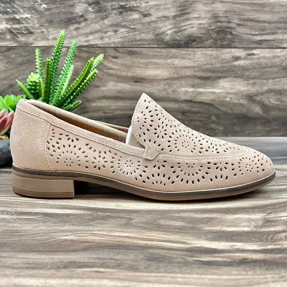 NIB Clarks Trish Calla Sand Suede Smoking Loafer Flats Perforated 8M 39 - Picture 7 of 12